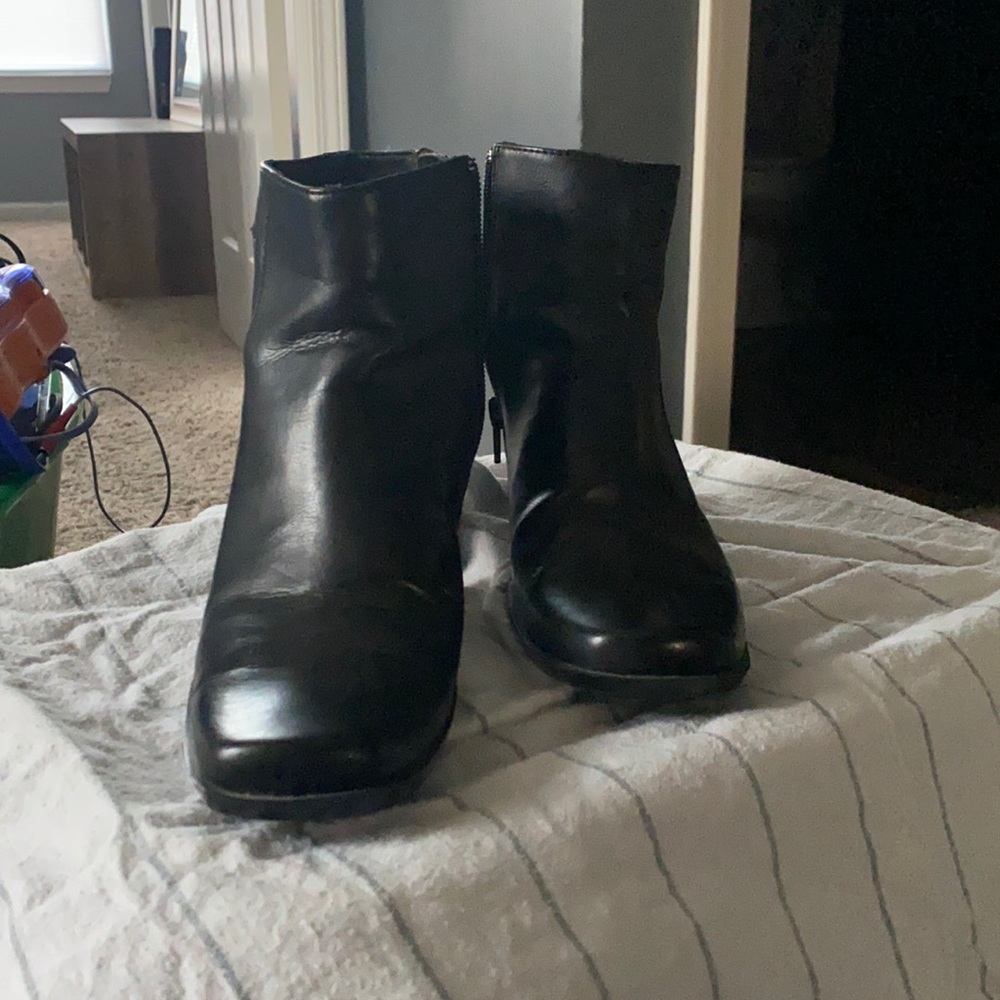 Leather Black Villager dress ankle boots.